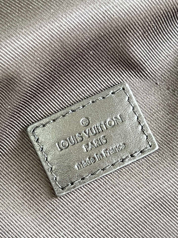 l0*is V*t0n s-lock vertical wearable wallet
