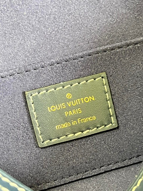 l0*is V*t0n dauphine mini