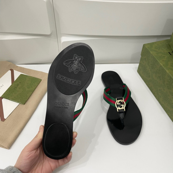 G*u*i slippers