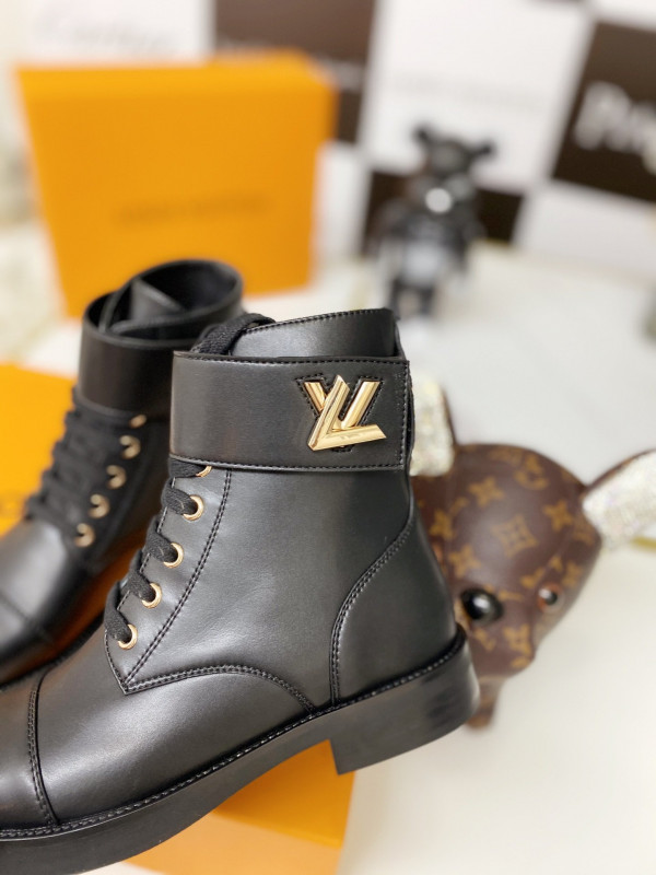 l0*is V*t0n wonderland ranger