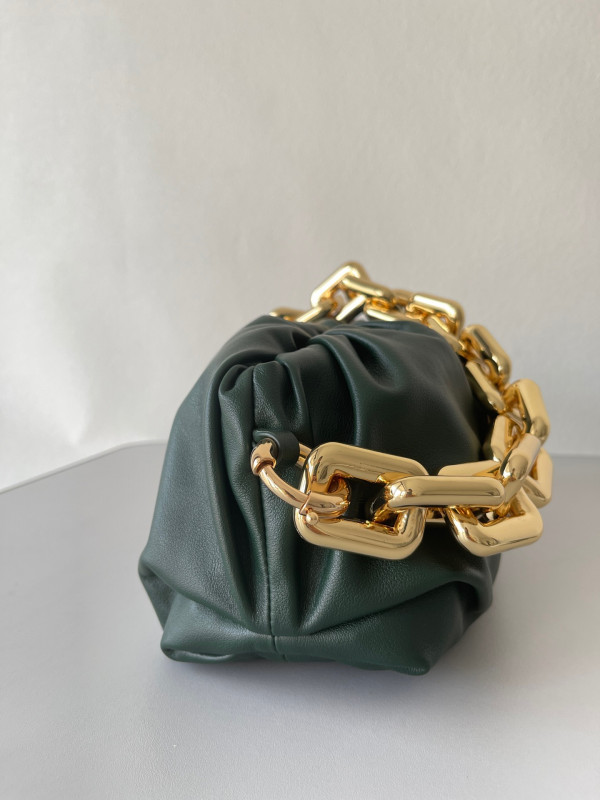 bo*te*ga Ve*ne*ta the chain pouch