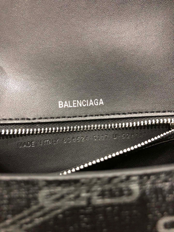 Ba*len*cia*ga hourglass