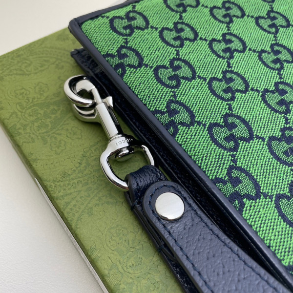 G*u*i pouch