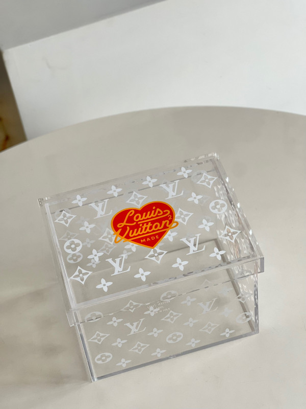 l0*is V*t0n transparent box