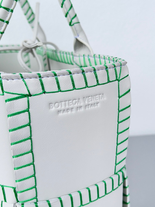 bo*te*ga Ve*ne*ta small arco tote bag