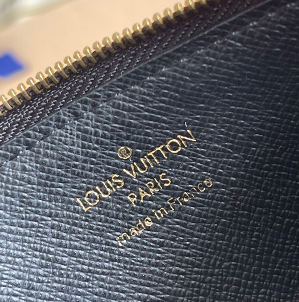 l0*is V*t0n slim purse