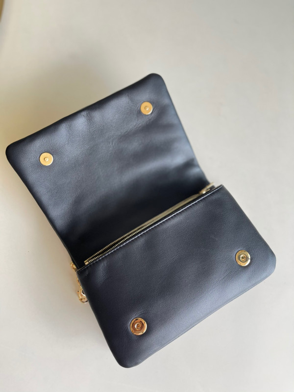 l0*is V*t0n pochette coussin