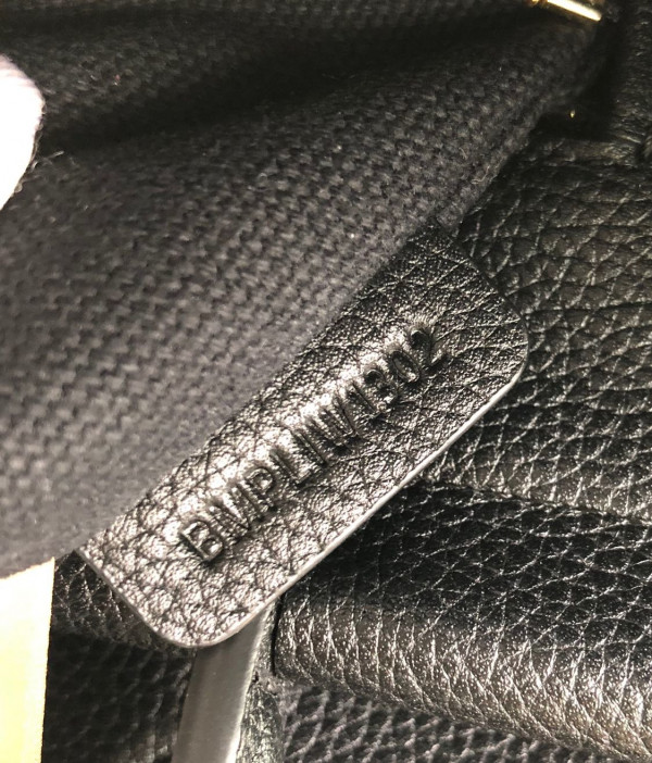 B**rry medium leather title bag