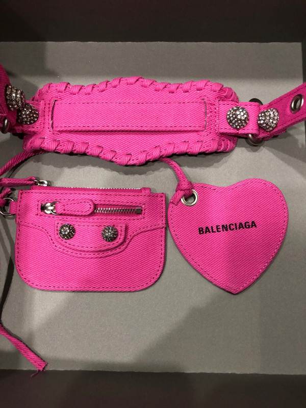 Ba*len*cia*ga women