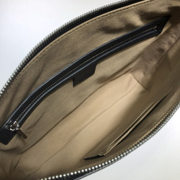 G*u*i pouch