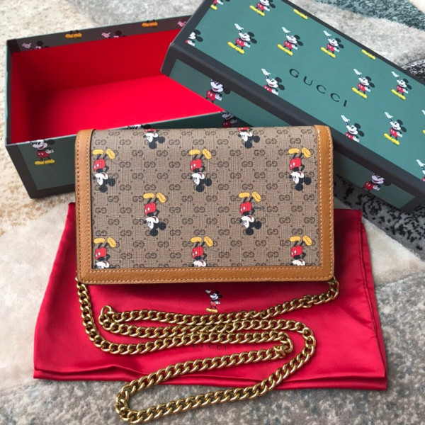 disney x G*u*i gg chain wallet
