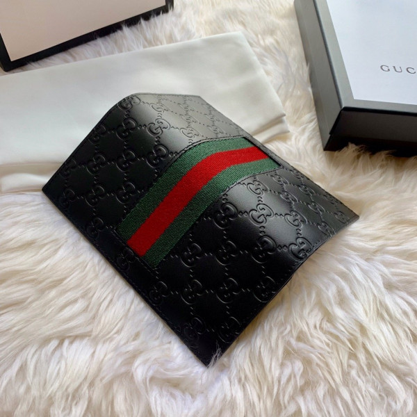 G*u*i long wallet