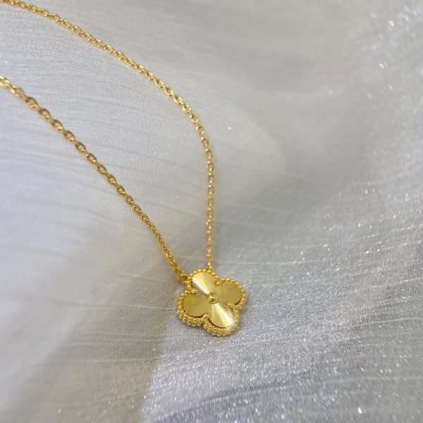V*N CL*F & arpels perlée necklace