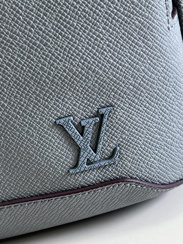 l0*is V*t0n avenue sling bag