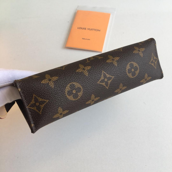 l0*is V*t0n toiletry pouch 19
