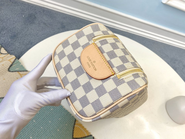 l0*is V*t0n toiletry bag