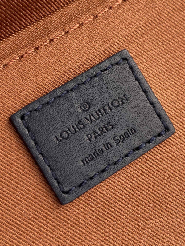 l0*is V*t0n toiletry bag