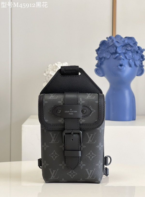 l0*is V*t0n saumur slingbag