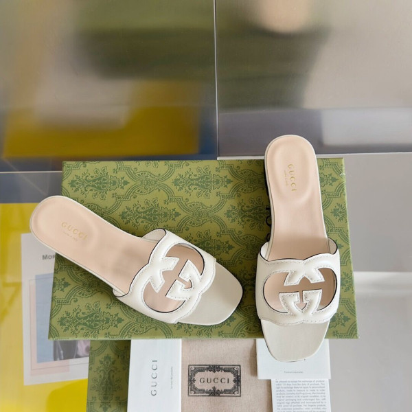 G*u*i  slide sandal