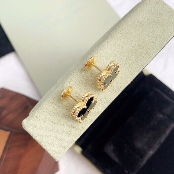 V*N CL*F & arpels perlée earrings