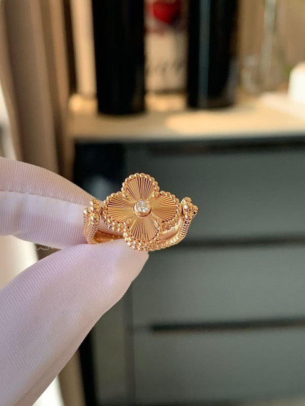 V*N CL*F & arpels perlée reversible ring