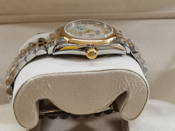 R*l*x watch