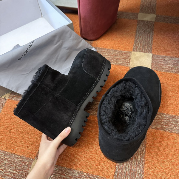 Ba*len*cia*ga alaska fur bootie