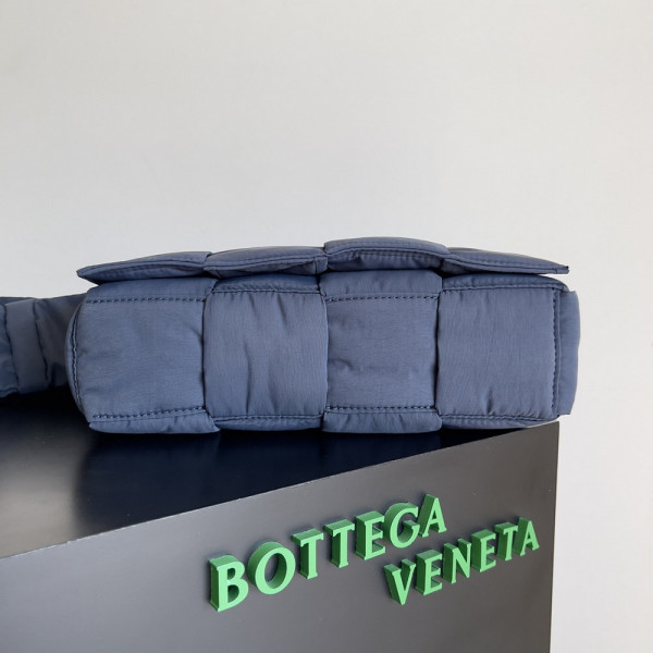 bo*te*ga Ve*ne*ta padded tech cassette
