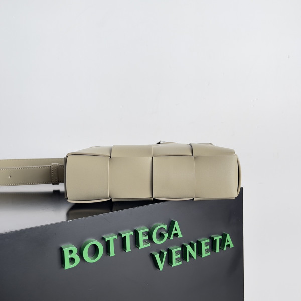 bo*te*ga Ve*ne*ta brick cassette
