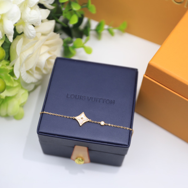 l0*is V*t0n bracelet