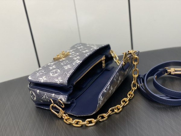 l0*is V*t0n pochette metis east west