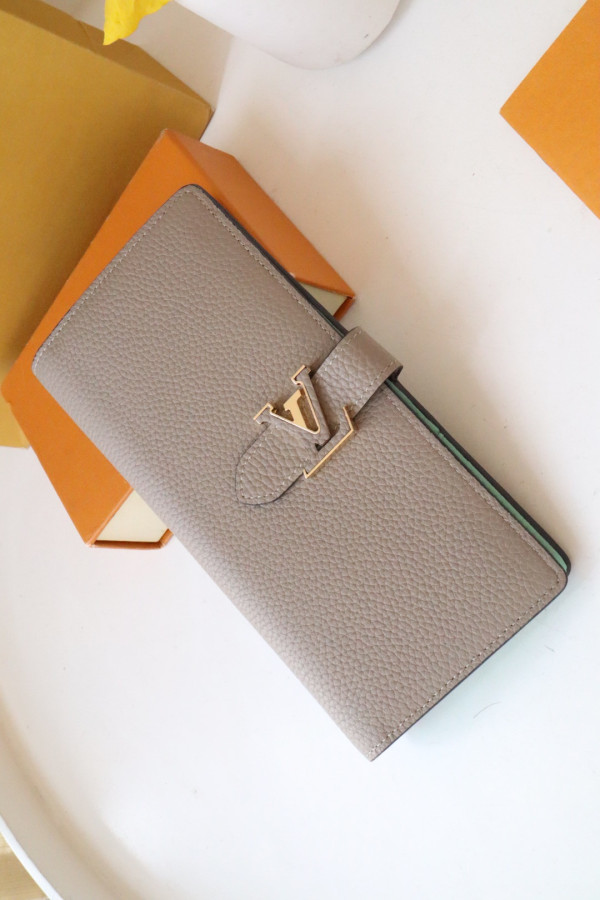 l0*is V*t0n vertical wallet