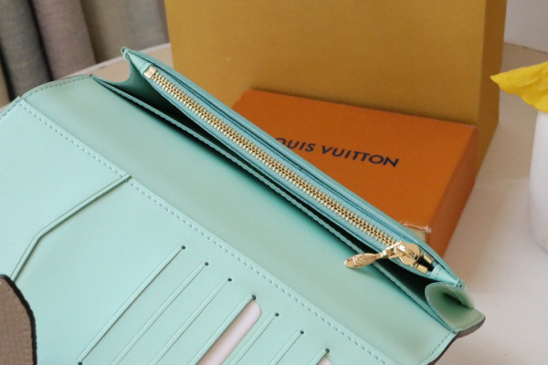 l0*is V*t0n vertical wallet
