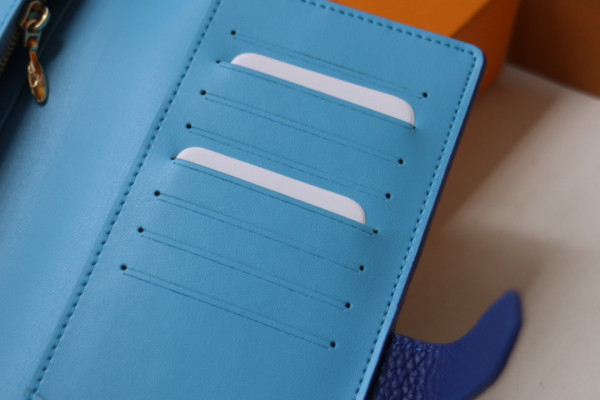 l0*is V*t0n vertical wallet