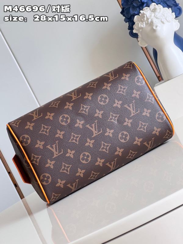 l0*is V*t0n dopp kit toilet pouch