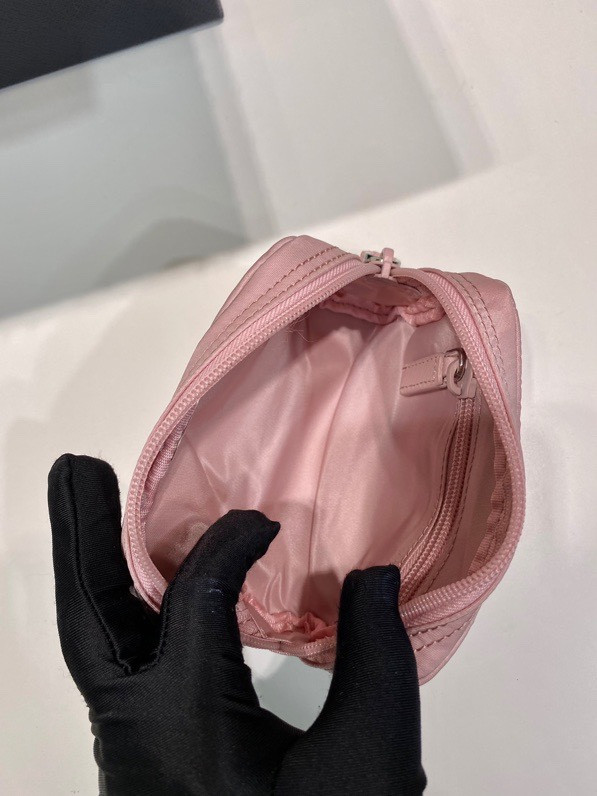 Pra*a re-nylon necessaire