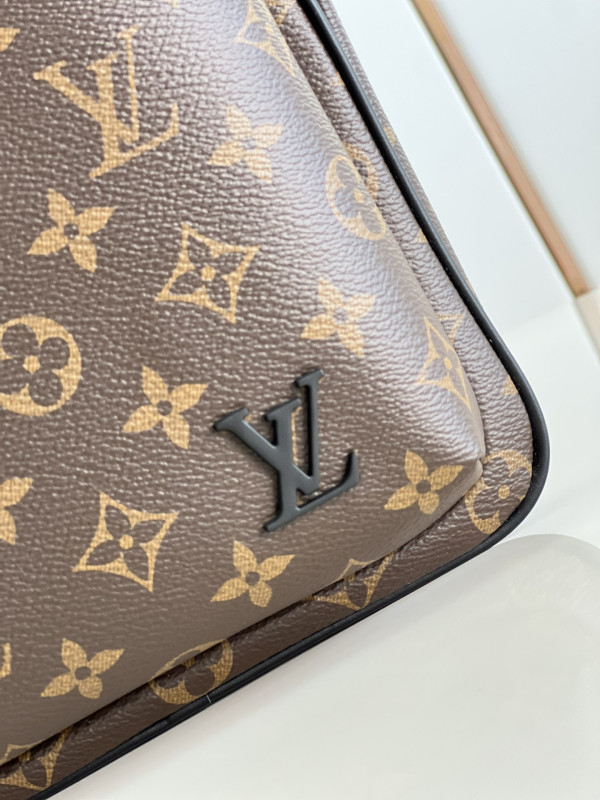 l0*is V*t0n avenue slingbag nm