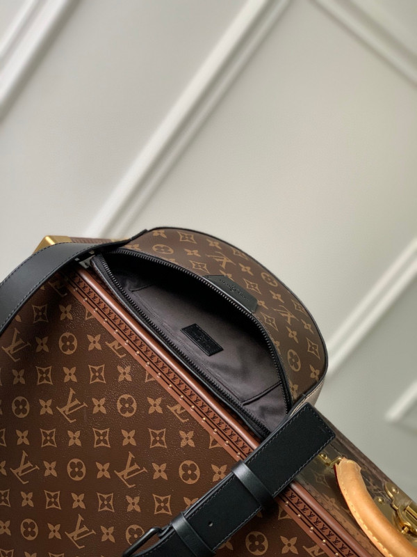 l0*is V*t0n moon crossbody