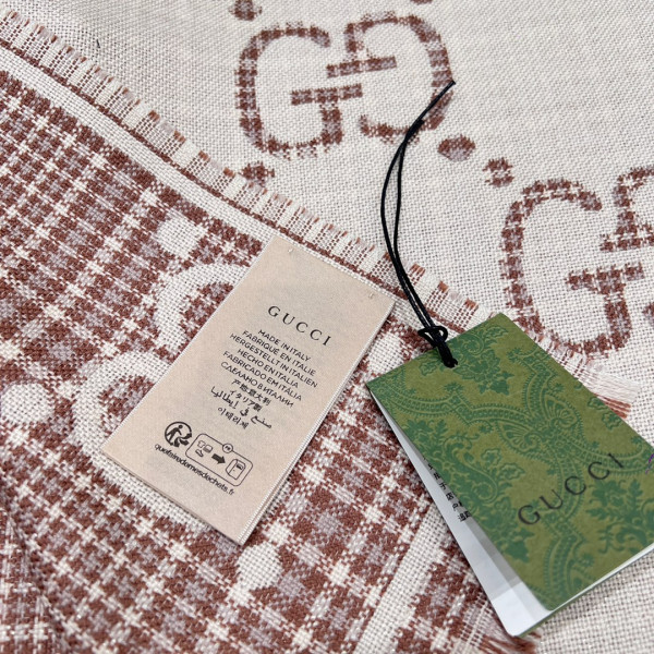 G*u*i scarf