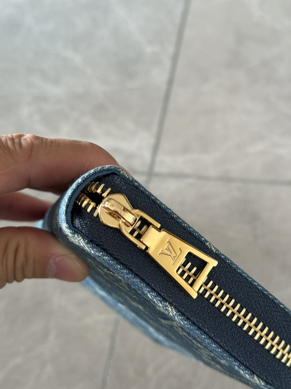 l0*is V*t0n zippy wallet