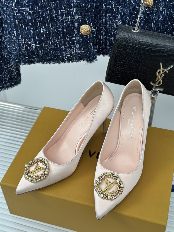 l0*is V*t0n heels
