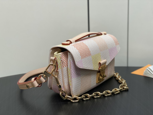 l0*is V*t0n pochette metis east west