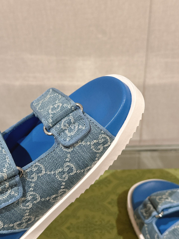 G*u*i slide sandals