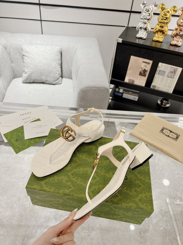 G*u*i slide sandals