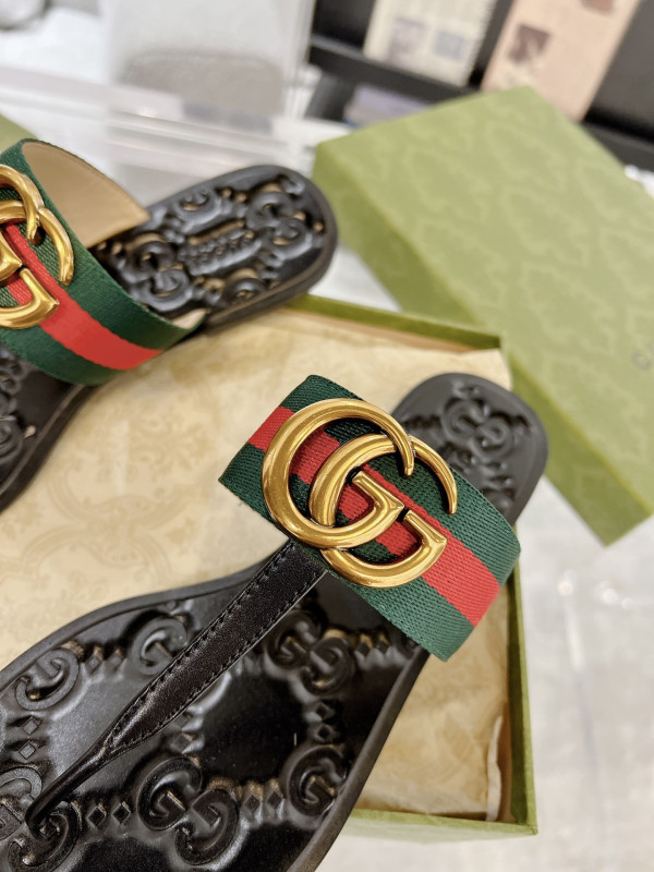 G*u*i slide sandals