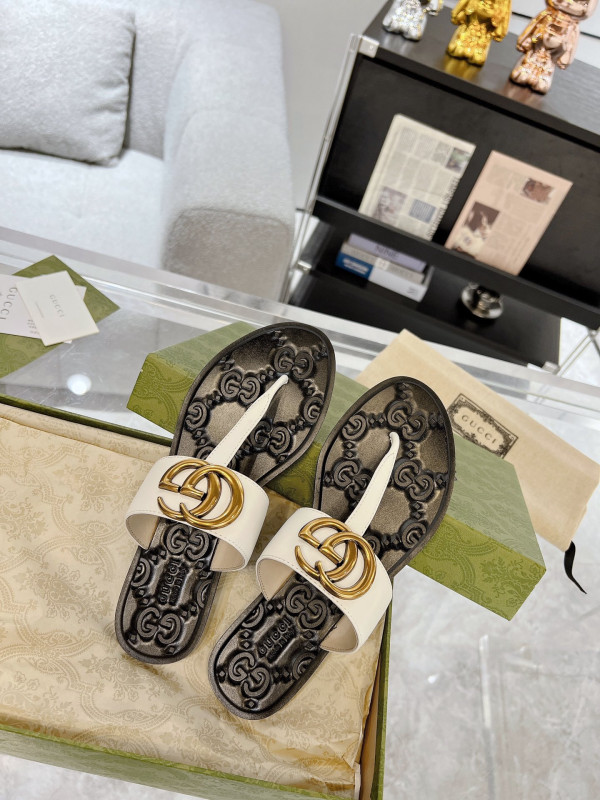 G*u*i slide sandals