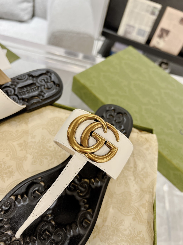 G*u*i slide sandals