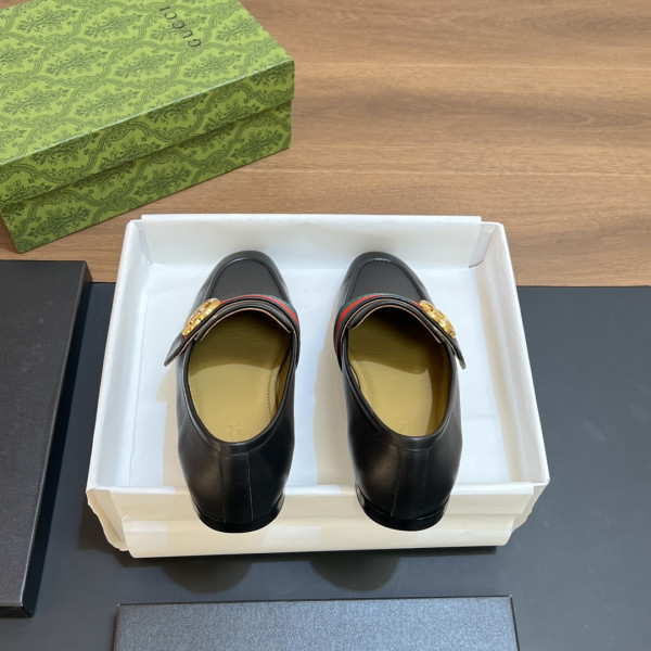 G*u*i men loafer