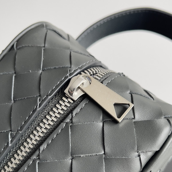 bo*te*ga Ve*ne*ta  intrecciato leather wallet-on-strap