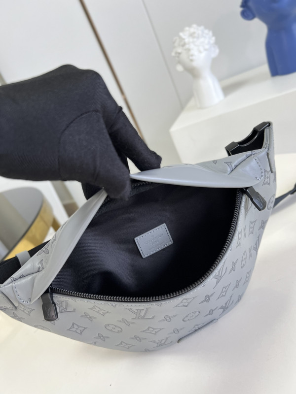 l0*is V*t0n discovery bumbag